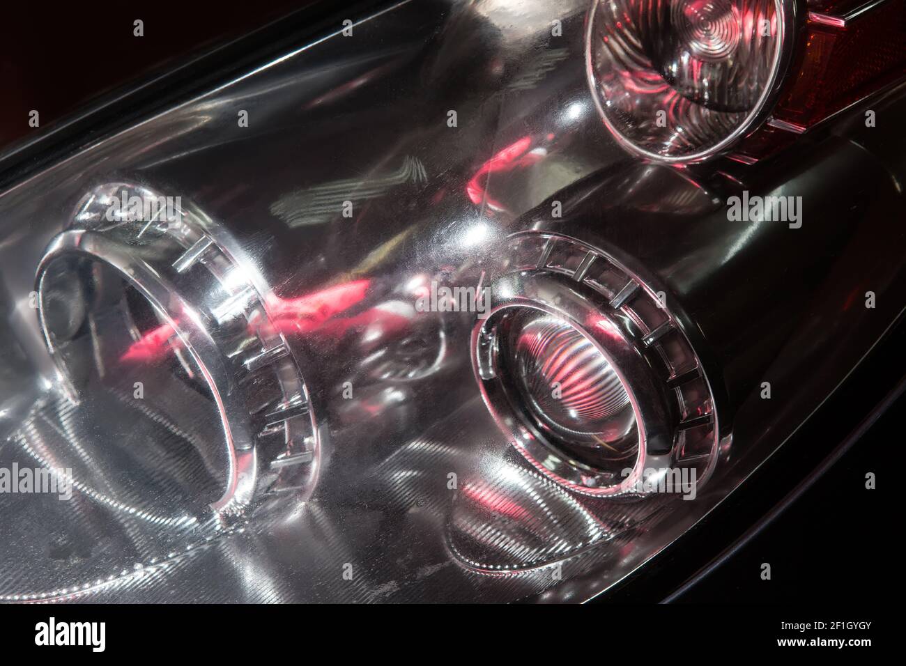 Il faro di moderne auto di prestigio closeup Foto Stock