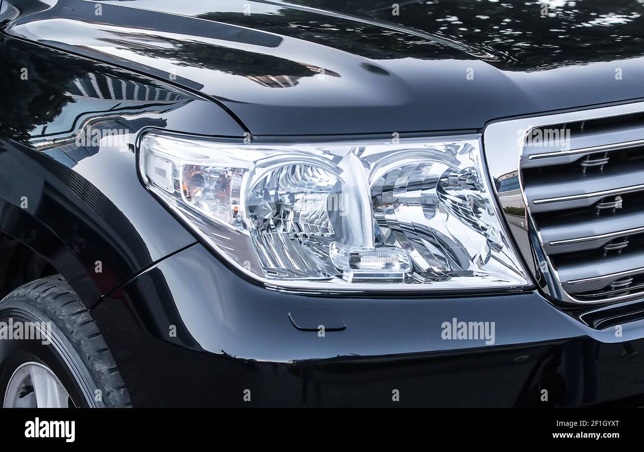 Il faro di moderne auto di prestigio closeup Foto Stock