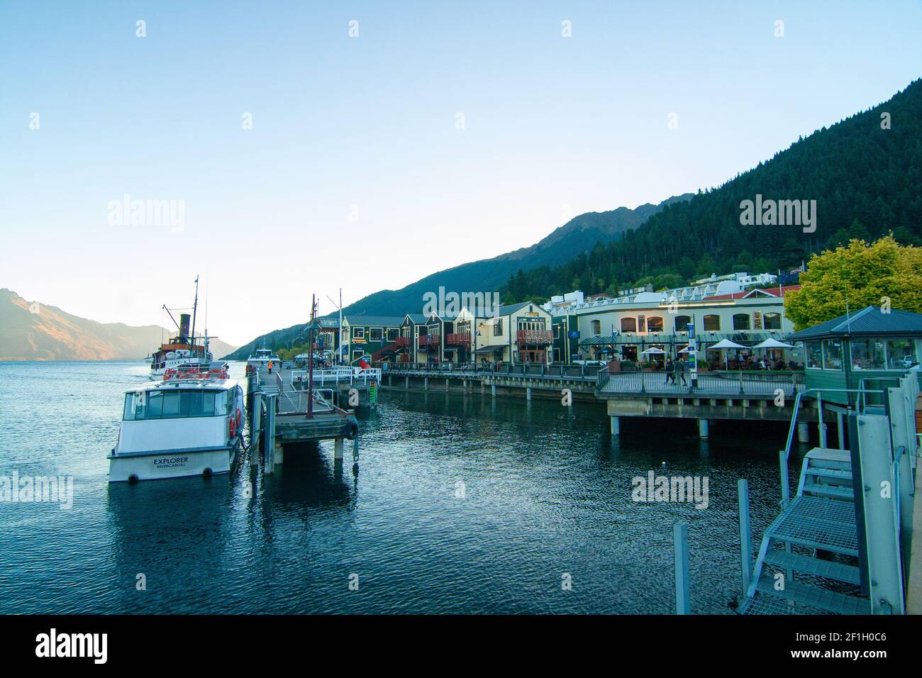 Lago Wakatipu e porto di Queenstown Nuova Zelanda, barche a banchina e lungolago Foto Stock