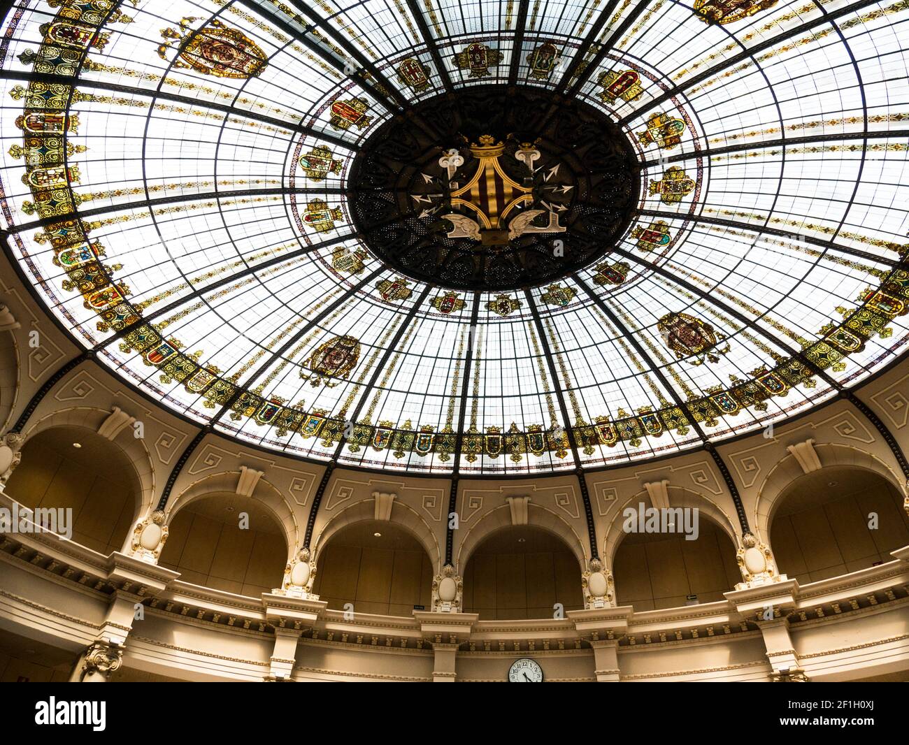 Grande vetrina all'interno dell'ufficio postale, Correos a Valencia, spagna Foto Stock