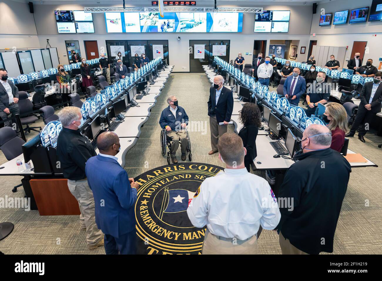 Il presidente Joe Biden parla con il Texas Gov. Greg Abbott, legislatori del Texas e personale del centro operativo di emergenza venerdì 26 febbraio 2021, dopo aver ricevuto un briefing al centro operativo di emergenza della contea di Harris a Houston. (Foto ufficiale della Casa Bianca di Adam Schultz) Foto Stock