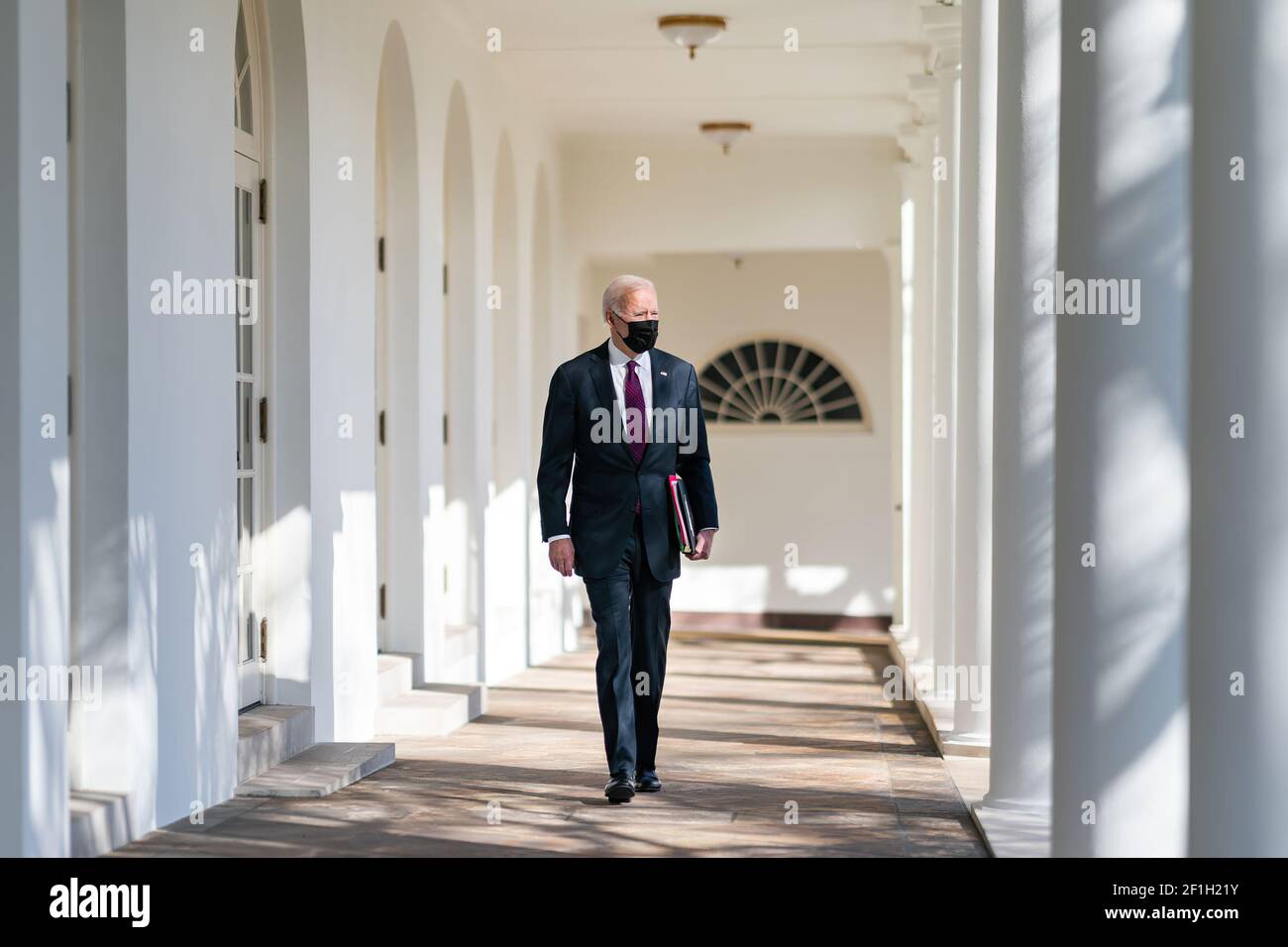 Il presidente Joe Biden cammina lungo il colonnato della Casa Bianca Martedì, 23 febbraio 2021, all'Ufficio ovale. (Foto ufficiale della Casa Bianca di Adam Schultz) Foto Stock