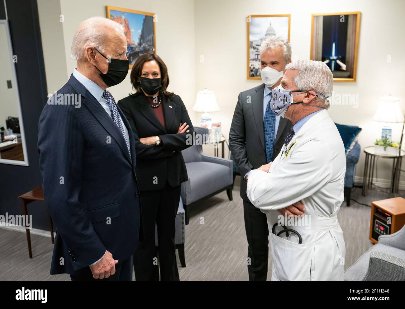 Il Presidente Joe Biden e il Vice Presidente Kamala Harris parlano con la Casa Bianca COVID-19 Coordinatore della Risposta Jeff Zients e Chief Medical Adviser al Presidente Dr. Anthony Fauci fuori del South Court Auditorium nell'Eisenhower Executive Office Building presso la Casa Bianca Giovedi, 25 febbraio 2021, Prima di un evento che celebra la 19 milionesima vaccinazione COVID-50. (Foto ufficiale della Casa Bianca di Adam Schultz) Foto Stock