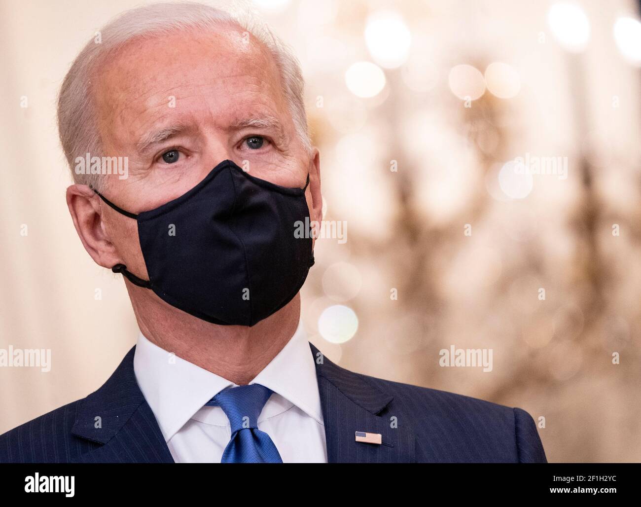 Washington, Stati Uniti. 8 marzo 2021. Il presidente Joe Biden ascolta il vice presidente Kamala Harris durante un evento di nomina del Combatant Commander per l'Air Force Gen. Jacqueline Van Ovost e l'Army Lt. Gen. Laura Richardson nella stanza orientale alla Casa Bianca a Washington, DC lunedì 8 marzo 2021. Ovost, è stato nominato per guidare il comando di trasporto e Richardson, è stato nominato per condurre le attività militari in America Latina al comando del sud. Foto di Kevin Dietsch/Pool/Sipa USA Credit: Sipa USA/Alamy Live News Foto Stock