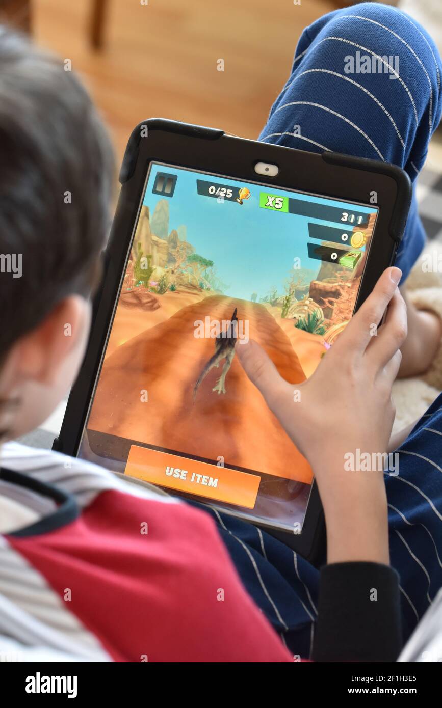 Ragazzo che gioca sul suo tablet Foto Stock