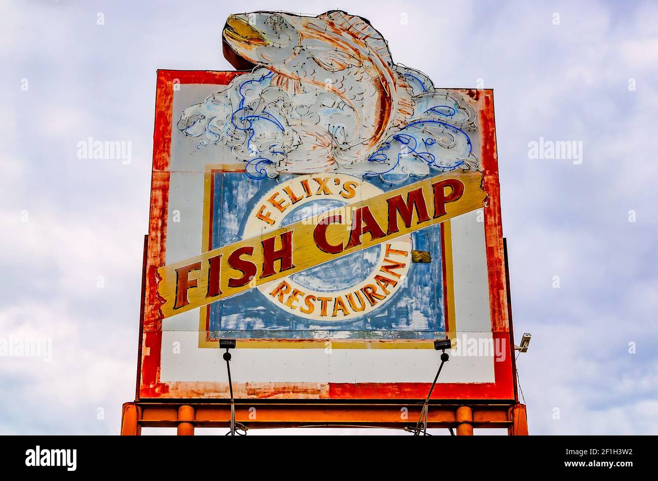 L'insegna del ristorante Felix's Fish Camp è raffigurata sulla Battleship Parkway, il 5 marzo 2021, a Spanish Fort, Alabama. Foto Stock