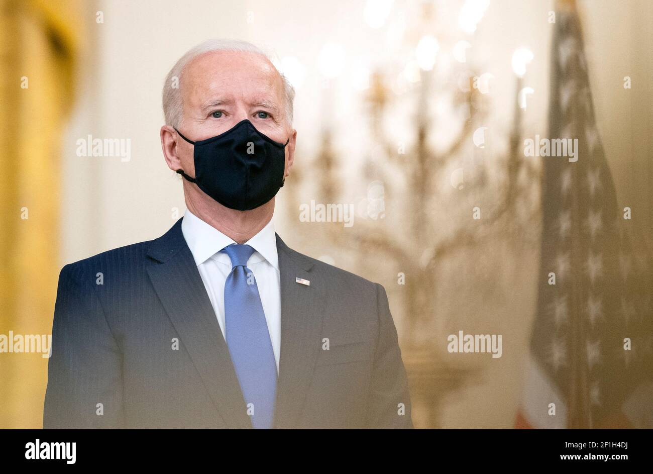 Il presidente Joe Biden ascolta il vice presidente Kamala Harris durante un evento di nomina del Combatant Commander per l'Air Force Gen. Jacqueline Van Ovost e l'Army Lt. Gen. Laura Richardson nella stanza orientale alla Casa Bianca a Washington, DC lunedì 8 marzo 2021. Ovost, è stato nominato per guidare il comando di trasporto e Richardson, è stato nominato per condurre le attività militari in America Latina al comando del sud. Foto di Kevin Dietsch/piscina/ABACAPRESS.COM Foto Stock