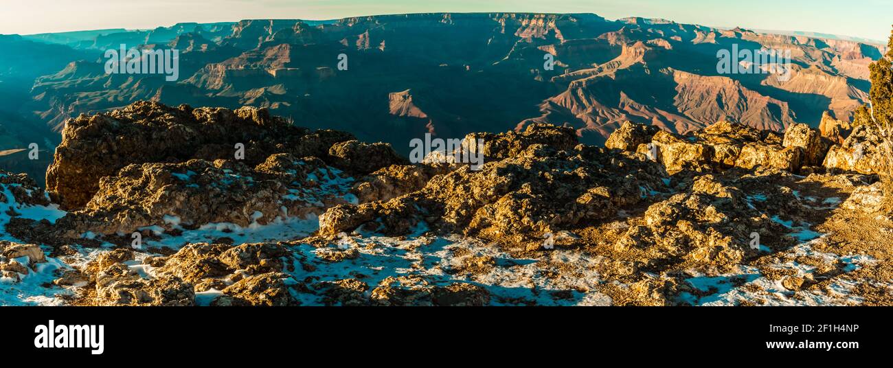 Navajo Point coperto di neve sopra il fiume Colorado e l'Inner Canyon, Grand Canyon National Park, Arizona, USA Foto Stock