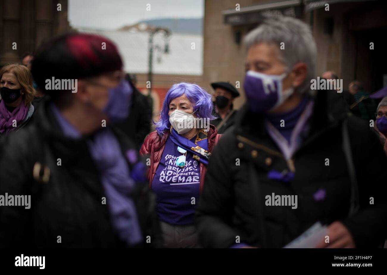 Un pensionato con una parrucca viola partecipa durante la manifestazione.dimostrazione tenutasi a Pamplona, Spagna, per reclamare gli stipendi dei pensionati, un minimo di 1,080 euro al mese, residenze e servizi sociali pubblici e dignitosi. Il colore viola è stato vendicativo dato alla celebrazione della Giornata internazionale della donna, dato che il divario salariale nelle pensioni è ancora più noto. Foto Stock