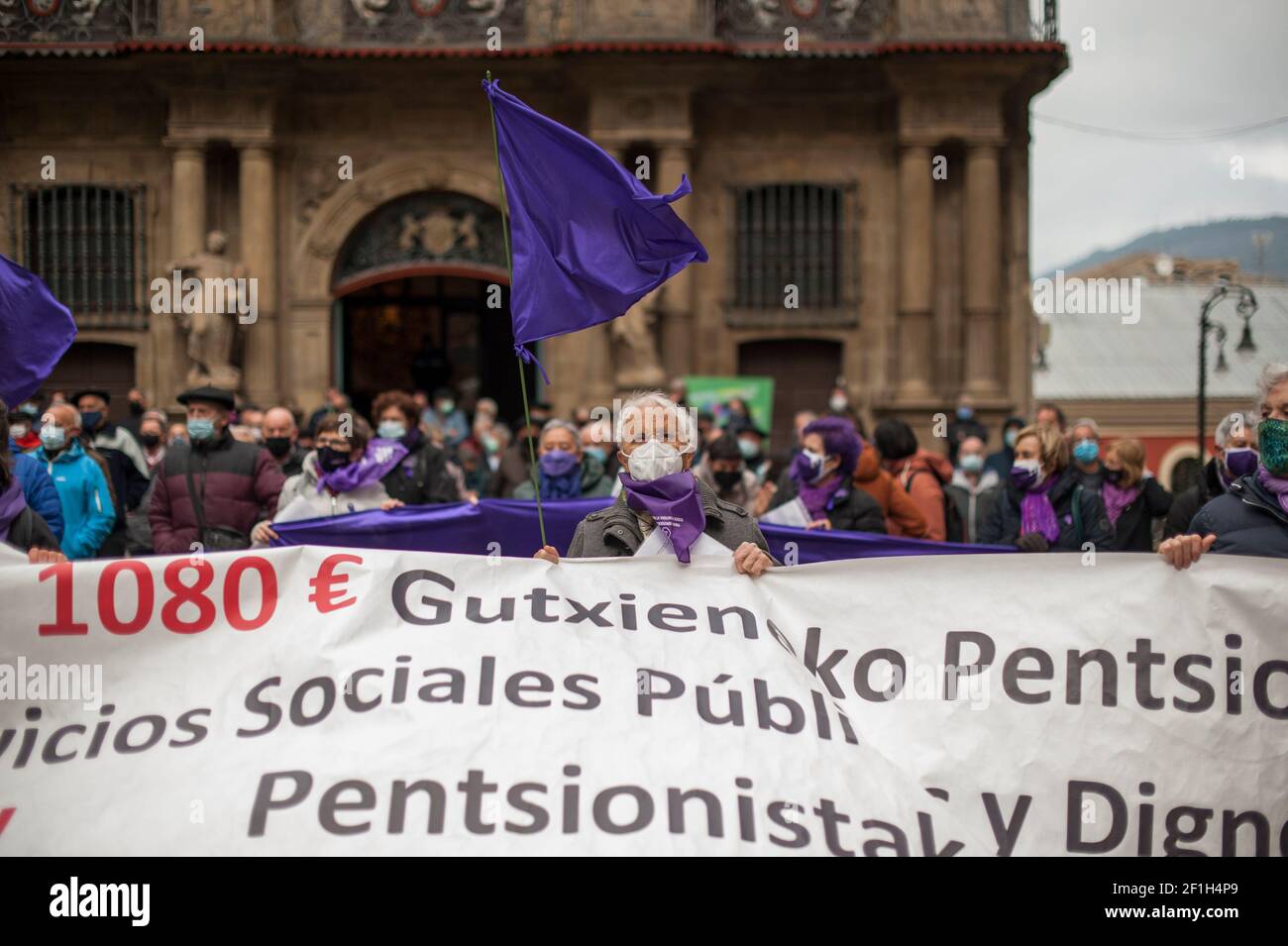 I manifestanti in pensione hanno un banner durante la manifestazione.dimostrazione tenuta a Pamplona, Spagna, per reclamare gli stipendi dei pensionati, un minimo di 1,080 euro al mese, residenze e servizi sociali pubblici e dignitosi. Il colore viola è stato vendicativo dato alla celebrazione della Giornata internazionale della donna, dato che il divario salariale nelle pensioni è ancora più noto. Foto Stock