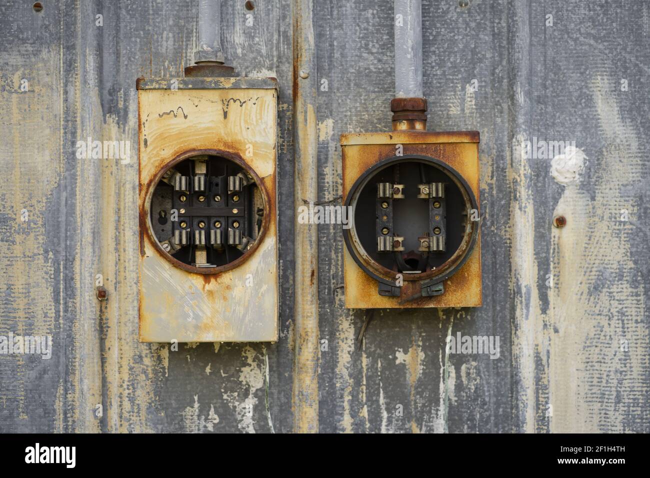 Fusibili elettrici per esterni arrugginiti antichi vintage scatole portarotori in erosione Foto Stock