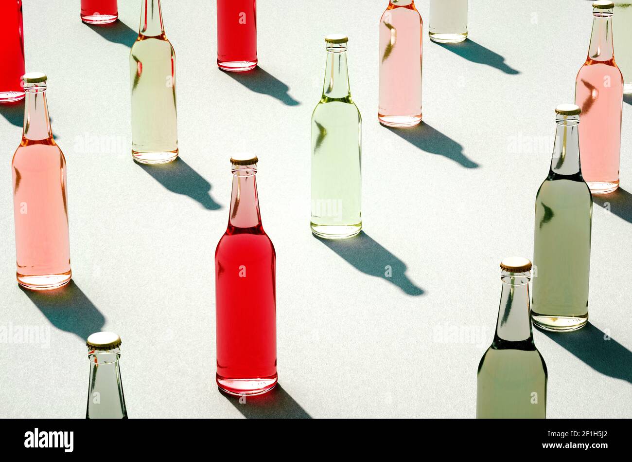 Bottiglie in vetro di vari colori con ombre su superficie bianca. modelli 3d di bottiglie in vetro piene e chiuse senza etichetta. Concetto di bottiglia di bevanda retro. Foto Stock