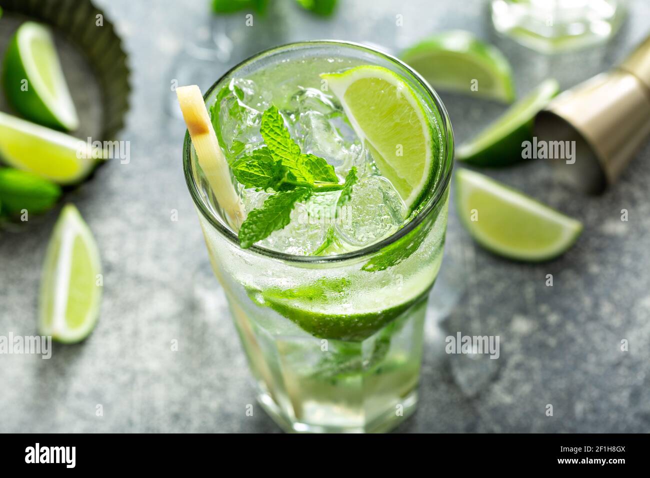 Rinfrescante cocktail mojito con lime e menta Foto Stock