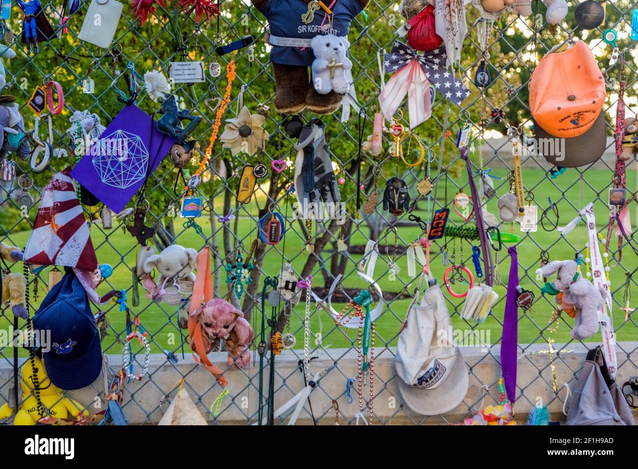 Oklahoma City, Oklahoma, Stati Uniti. I ricordi dell'OKC National Memorial su Fence. Giocattoli, bambole, vestiti di coloro che hanno perso nell'esplosione. Foto Stock