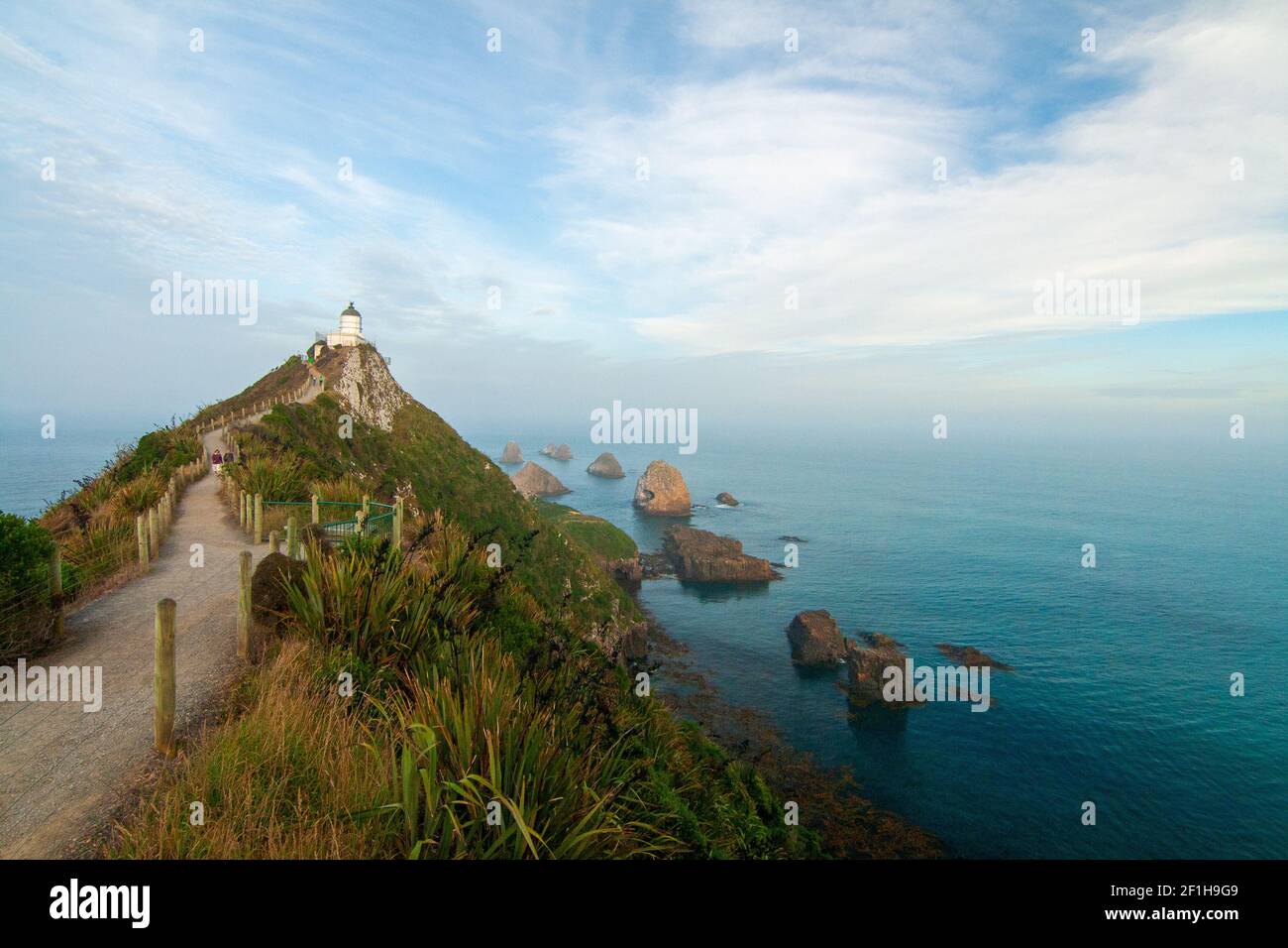 Iconiche forme di terra e isolette rocciose del faro di Nugget Point Nuova Zelanda, la costa di Catlins, la regione di Otago, Nuova Zelanda Foto Stock