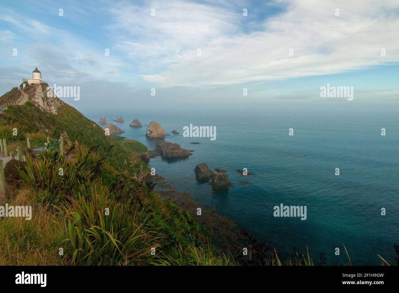 Iconiche forme di terra e isolette rocciose del faro di Nugget Point Nuova Zelanda, la costa di Catlins Foto Stock