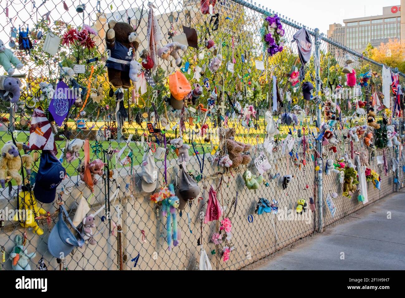 Oklahoma City, Oklahoma, Stati Uniti. I ricordi dell'OKC National Memorial su Fence. Giocattoli, bambole, vestiti di coloro che hanno perso nell'esplosione. Foto Stock