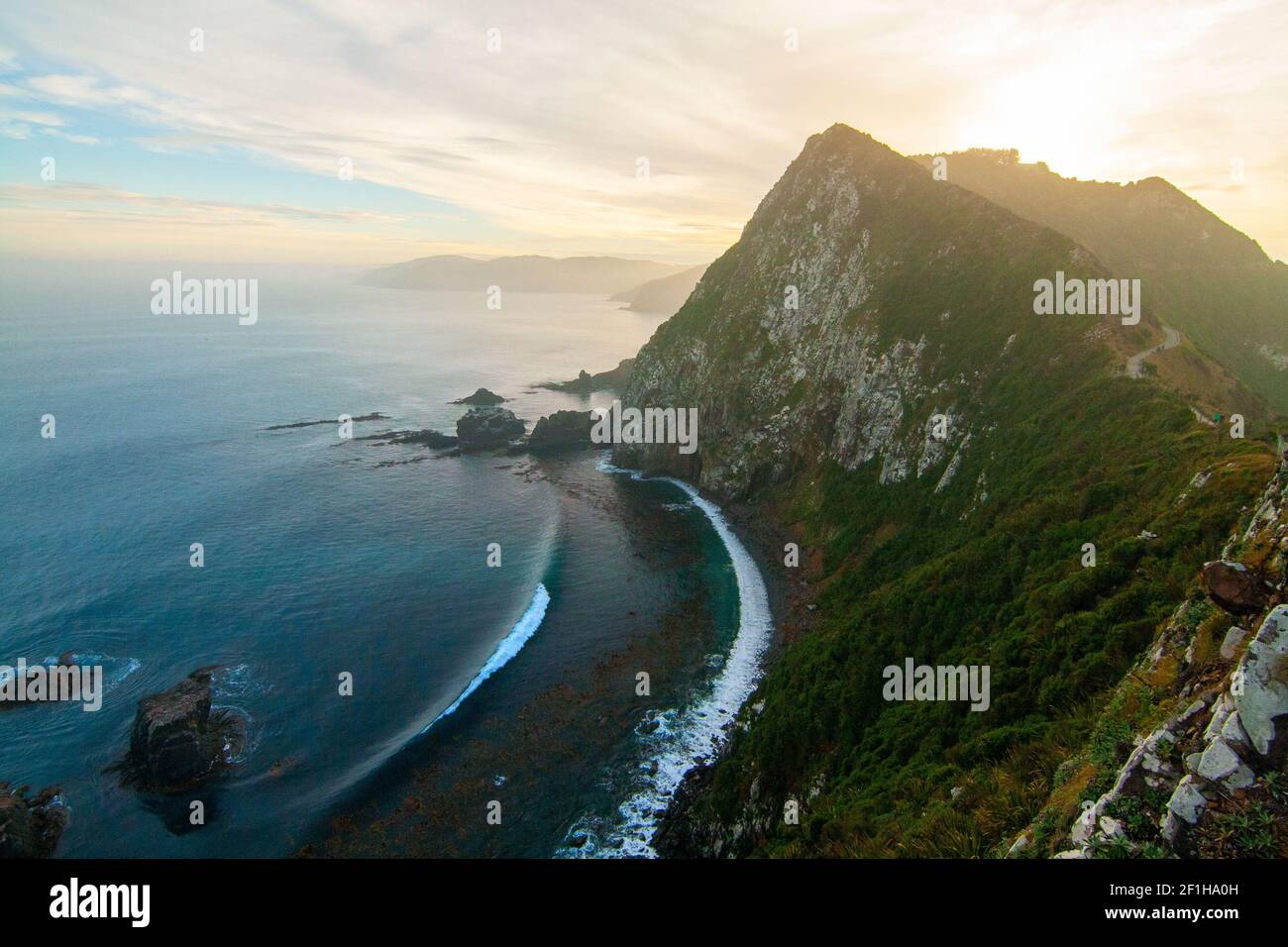 Il suggestivo cielo al tramonto sopra le iconiche forme di terra e isolette rocciose di Nugget Point Nuova Zelanda, la costa di Catlins, la regione di Otago, Nuova Zelanda Foto Stock