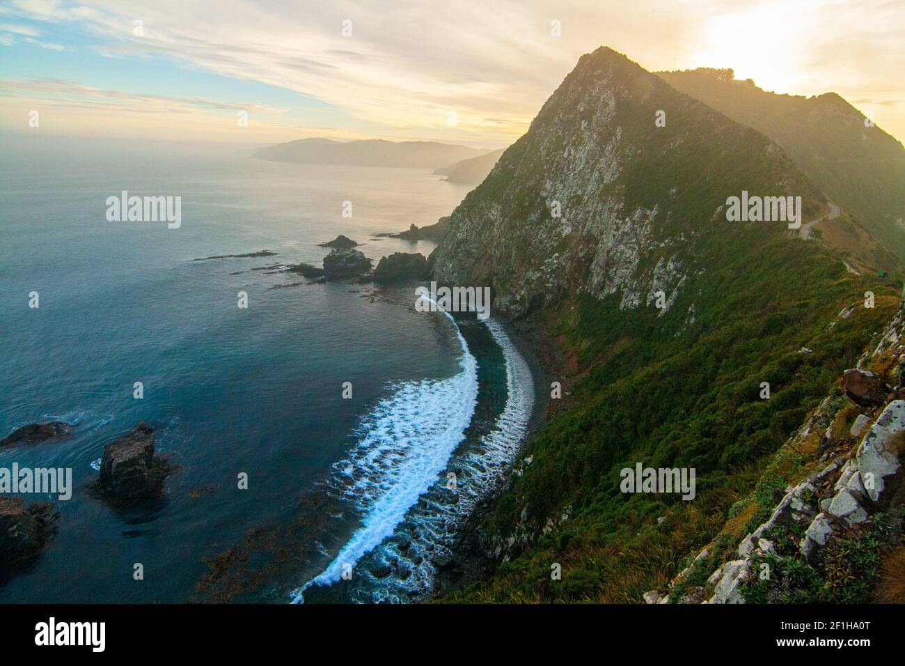 Iconiche forme di terra e isolette rocciose di Nugget Point Nuova Zelanda, la costa di Catlins, la regione di Otago, Nuova Zelanda Foto Stock