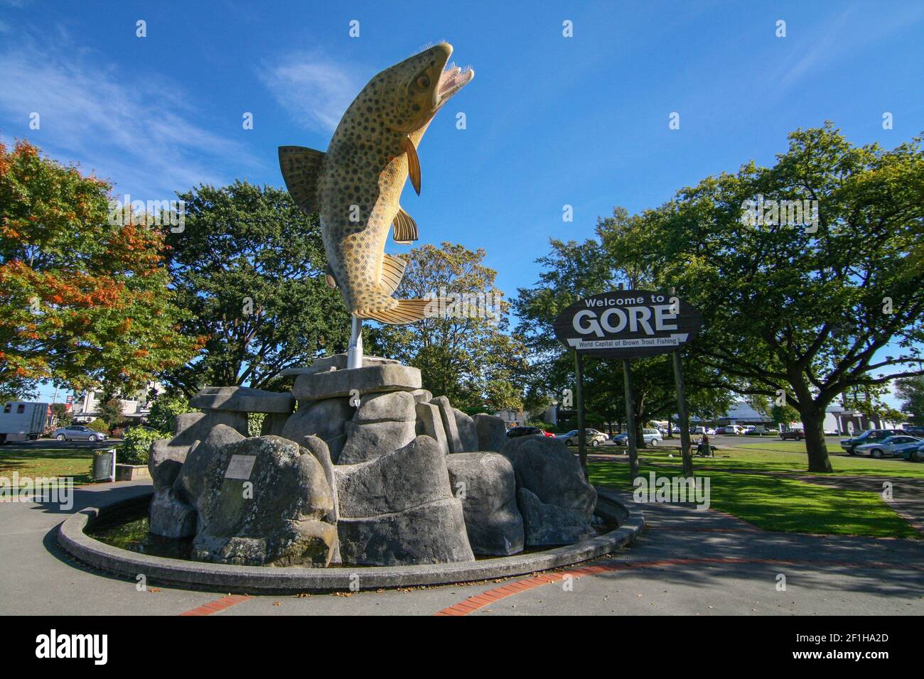 Statua di trota marrone a Gore, Southland, Nuova Zelanda. Capitale mondiale della pesca alla trota bruna. Foto Stock