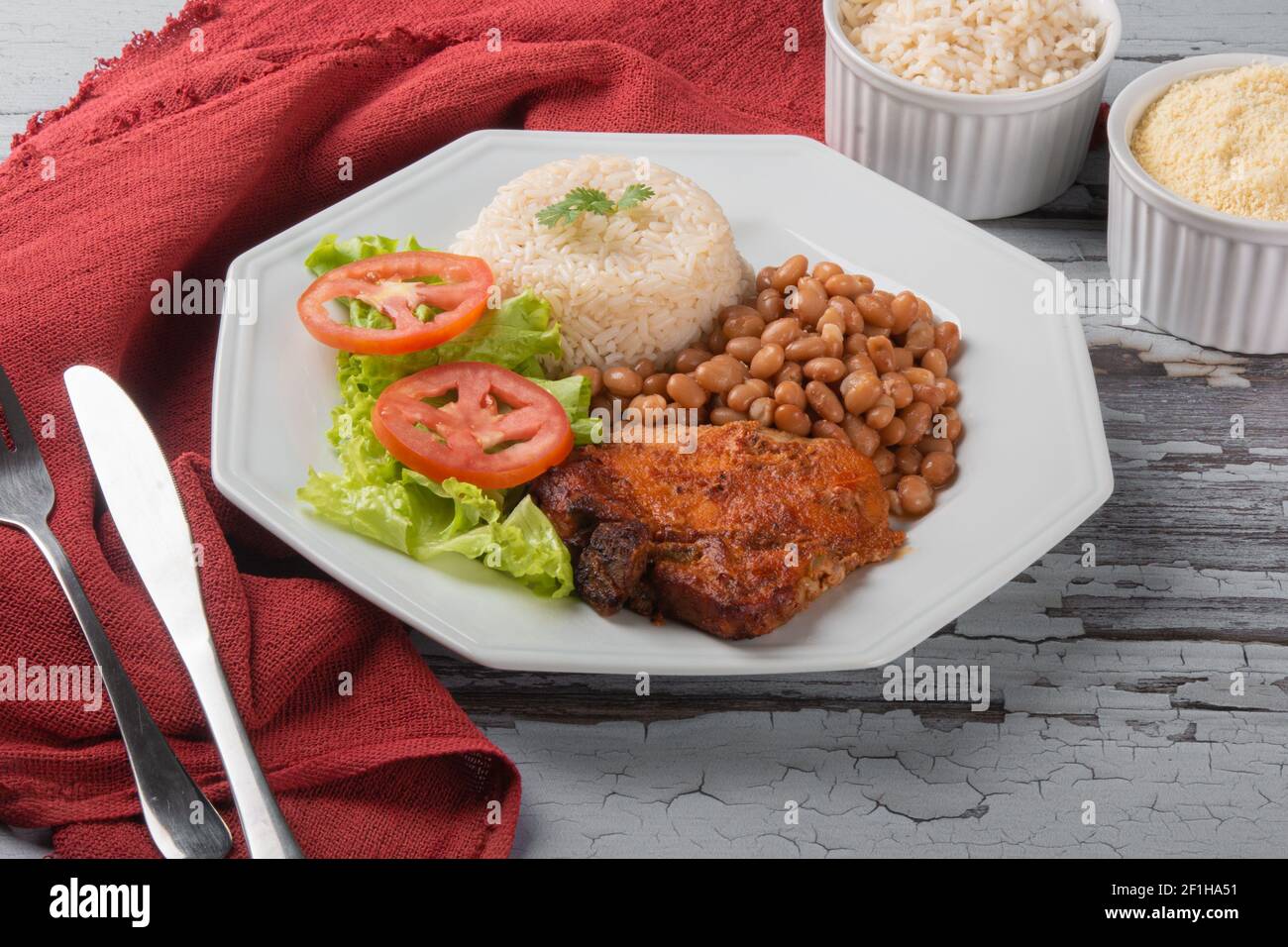 Piatto tradizionale di fagioli brasiliani con riso. Foto Stock
