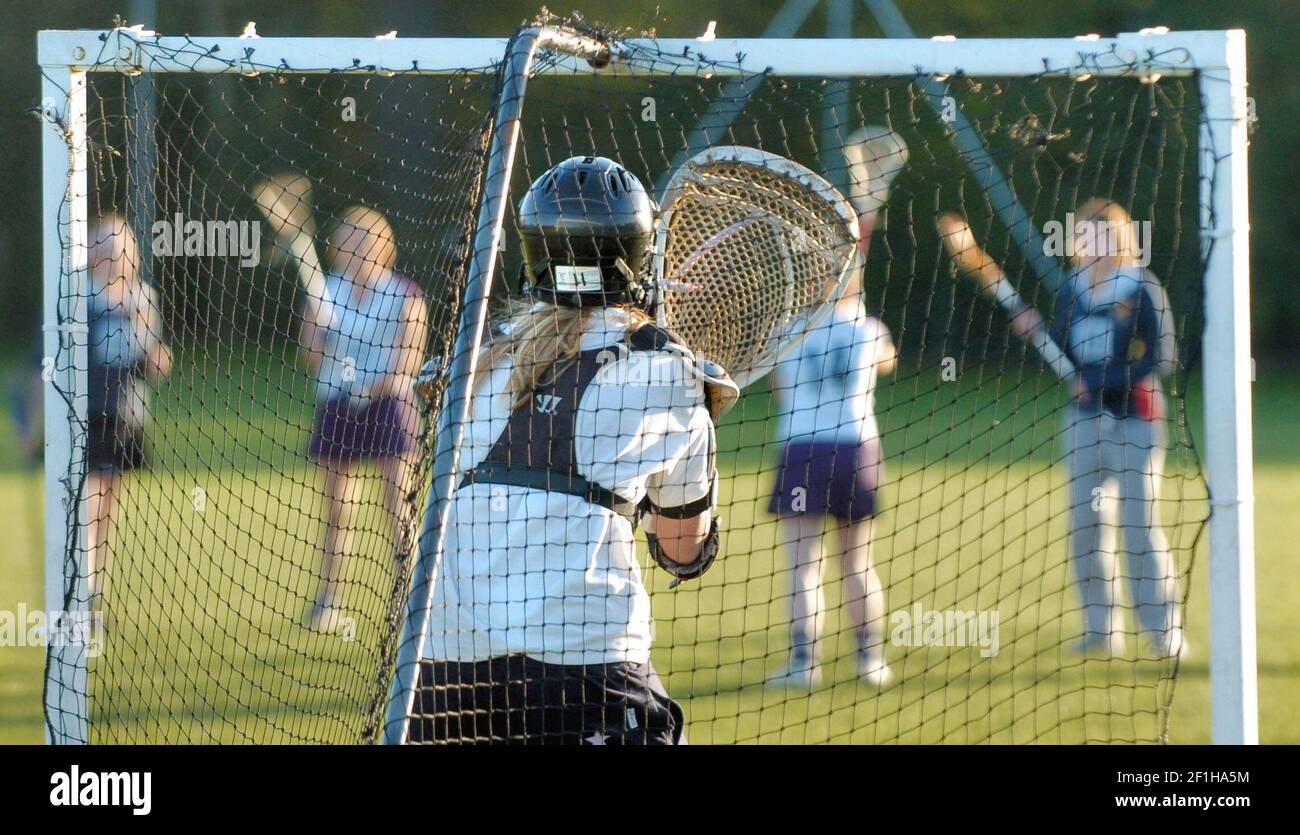 Lacrosse South Eastern Conference League Royal Holloway, University of London 1st Team V Imperial College, London Women's 1st Team at Royal Holloway, Egham. Royal Holloway ha vinto il 9-5 . 9/11/2005 FOTO DAVID ASHDOWN Tec Spec. 500 sec a f2.8 su Nikon D2H a 200asa utilizzando un obiettivo zoom da 70 mm a 160mm LACROSSE Foto Stock