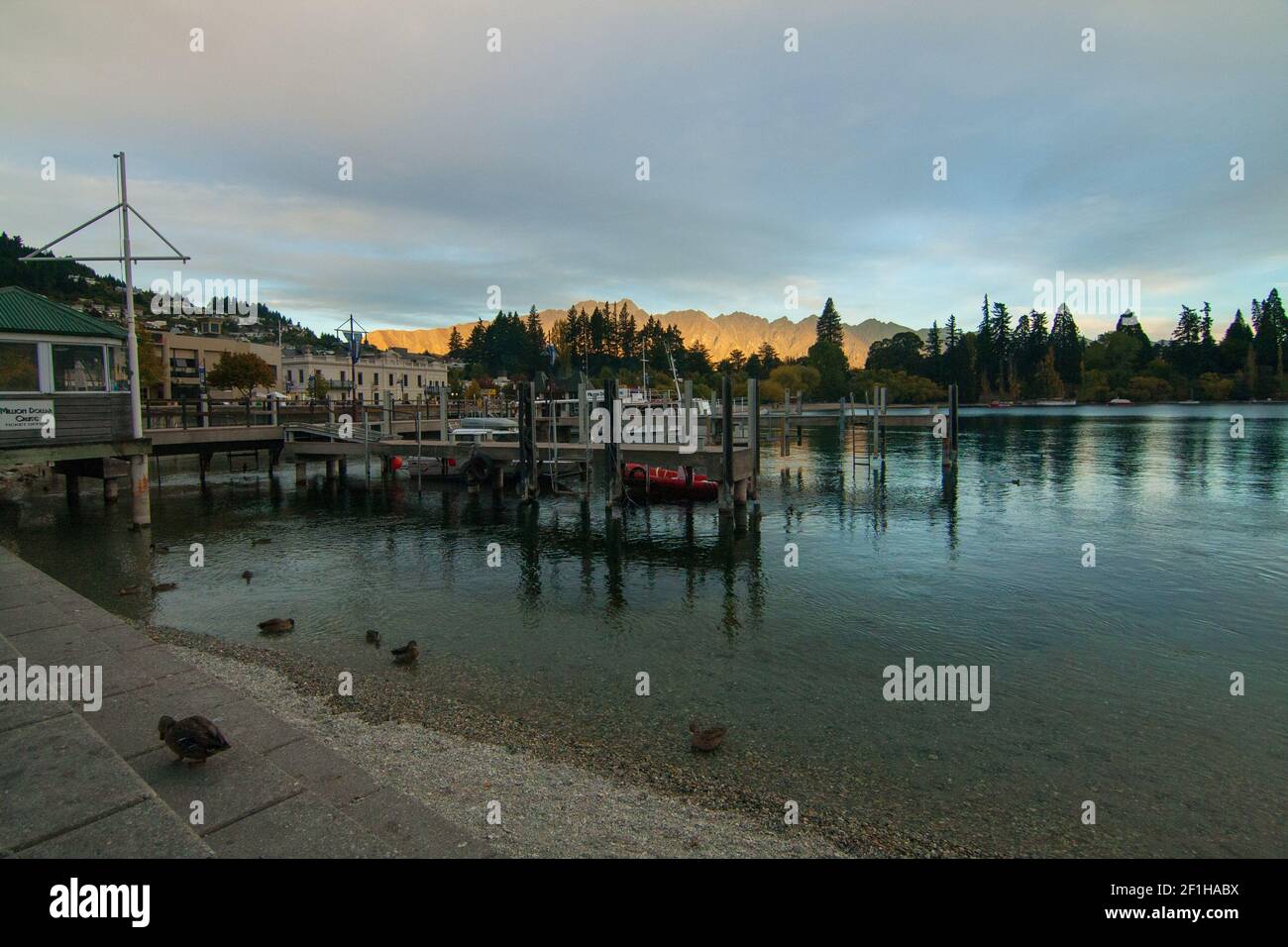 Queenstown Harbour View Walk, South Island New Zealand, The Remarkables al tramonto Foto Stock