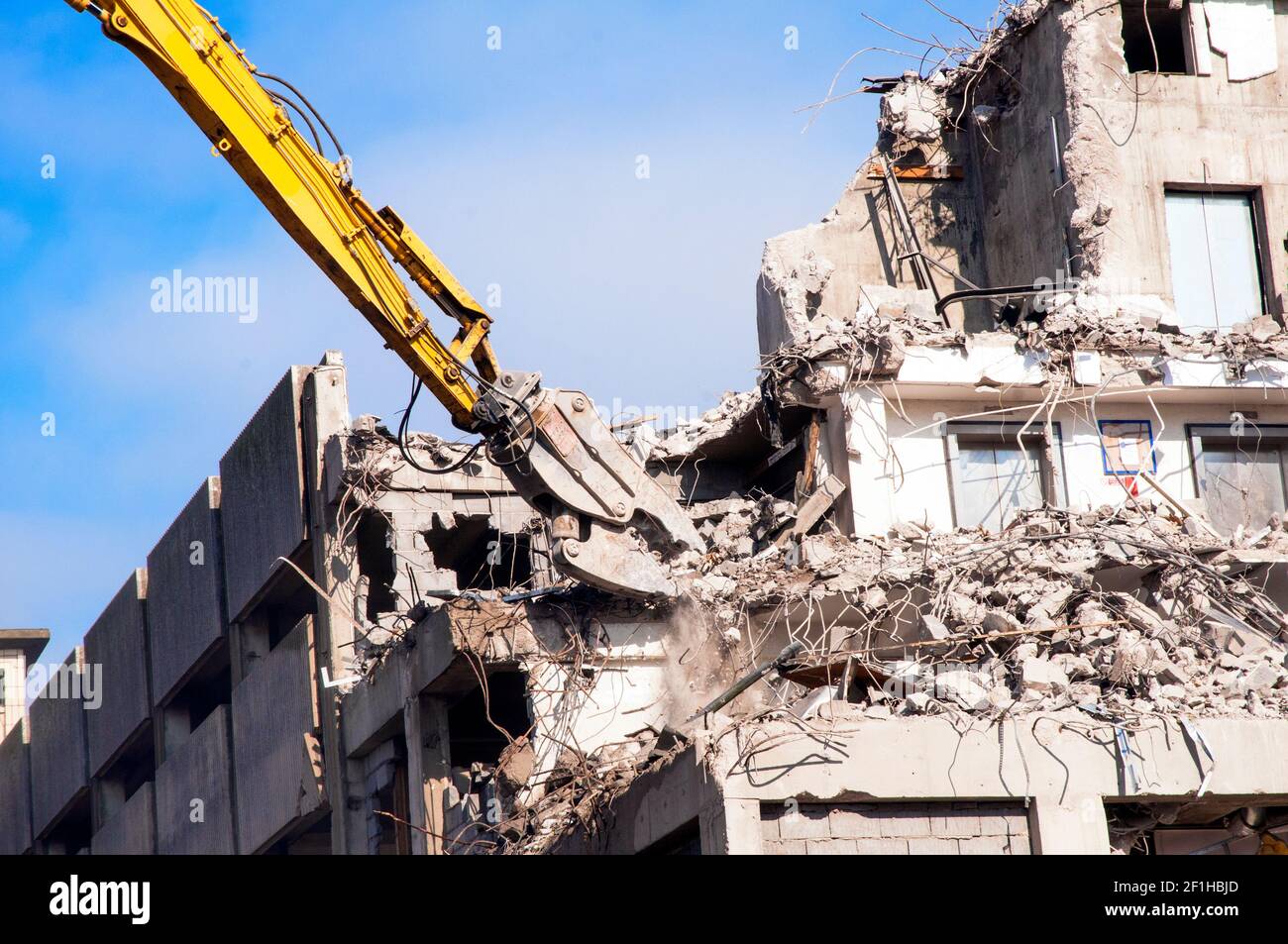 Grandi ganasce idrauliche che rompono il cemento armato durante la demolizione Del negozio Wilko e parcheggio auto a più piani Talbot Rd Blackpool Lancashire Inghilterra Foto Stock