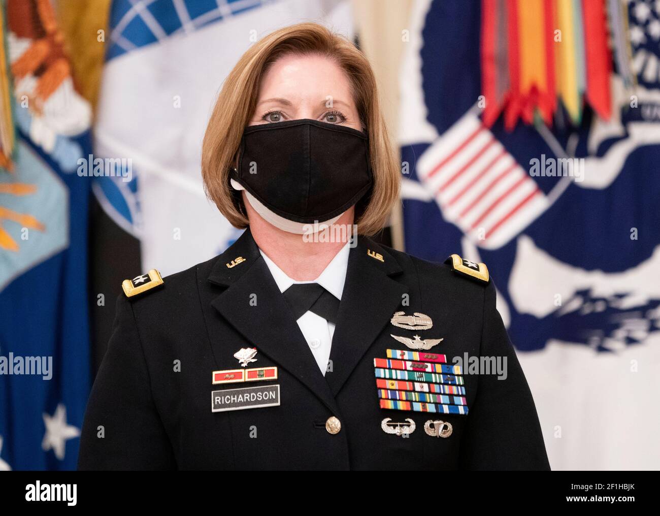 Laura Richardson, presidente americano Joe Biden, nominata Army Lt. Gen., partecipa all'evento di nomina nella East Room presso la Casa Bianca di Washington, DC lunedì 8 marzo 2021. Richardson è stato nominato per condurre le attività militari in America Latina al comando del sud. Credit: Kevin Dietsch/Pool via CNP /MediaPunch Foto Stock