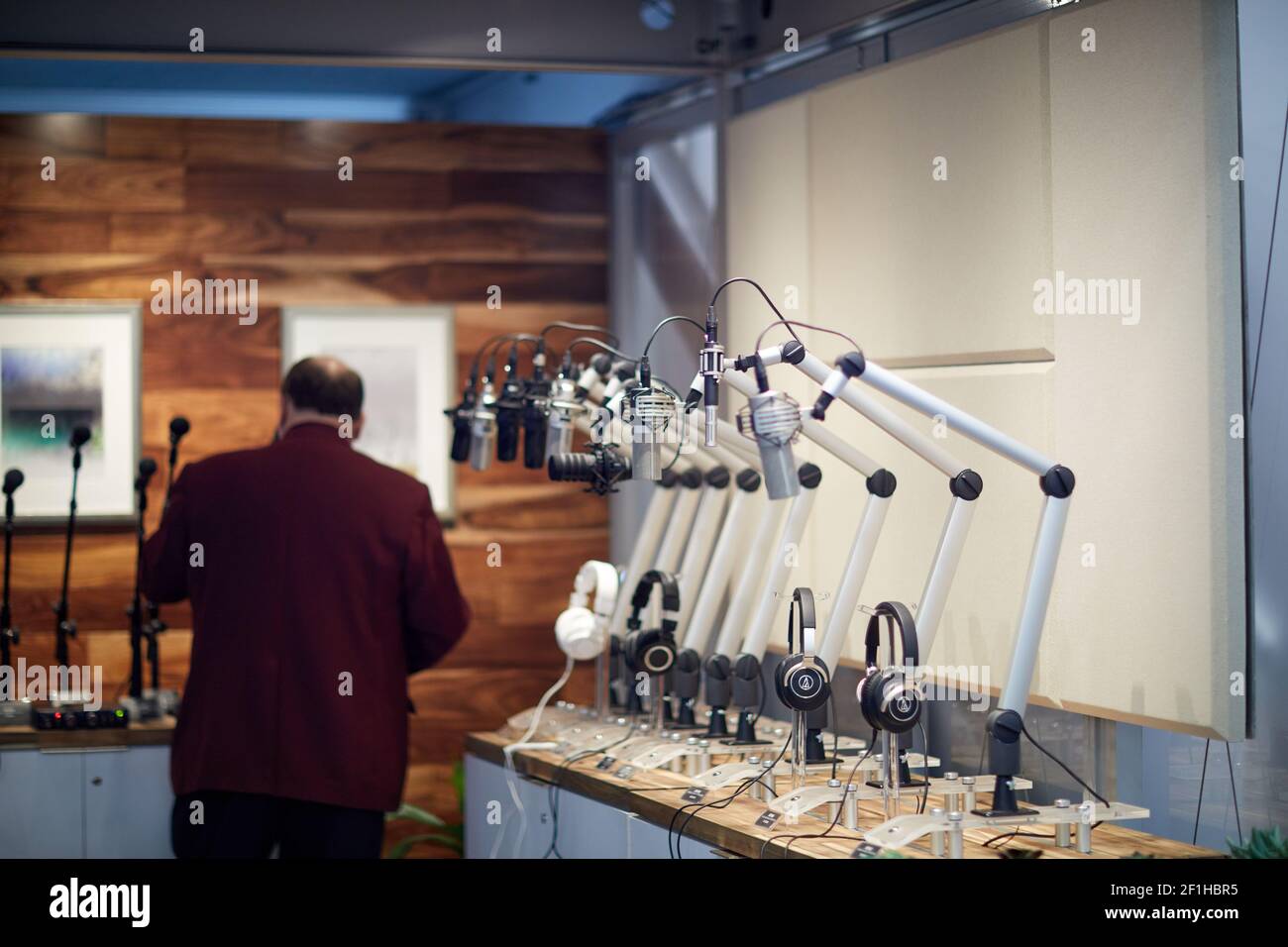 Display dimostrativo per microfono e cuffie al Musical Instrument Convention Foto Stock