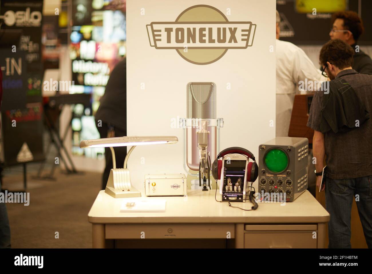 Display del preamplificatore per microfono Tonelux alla Convention dello strumento musicale Foto Stock