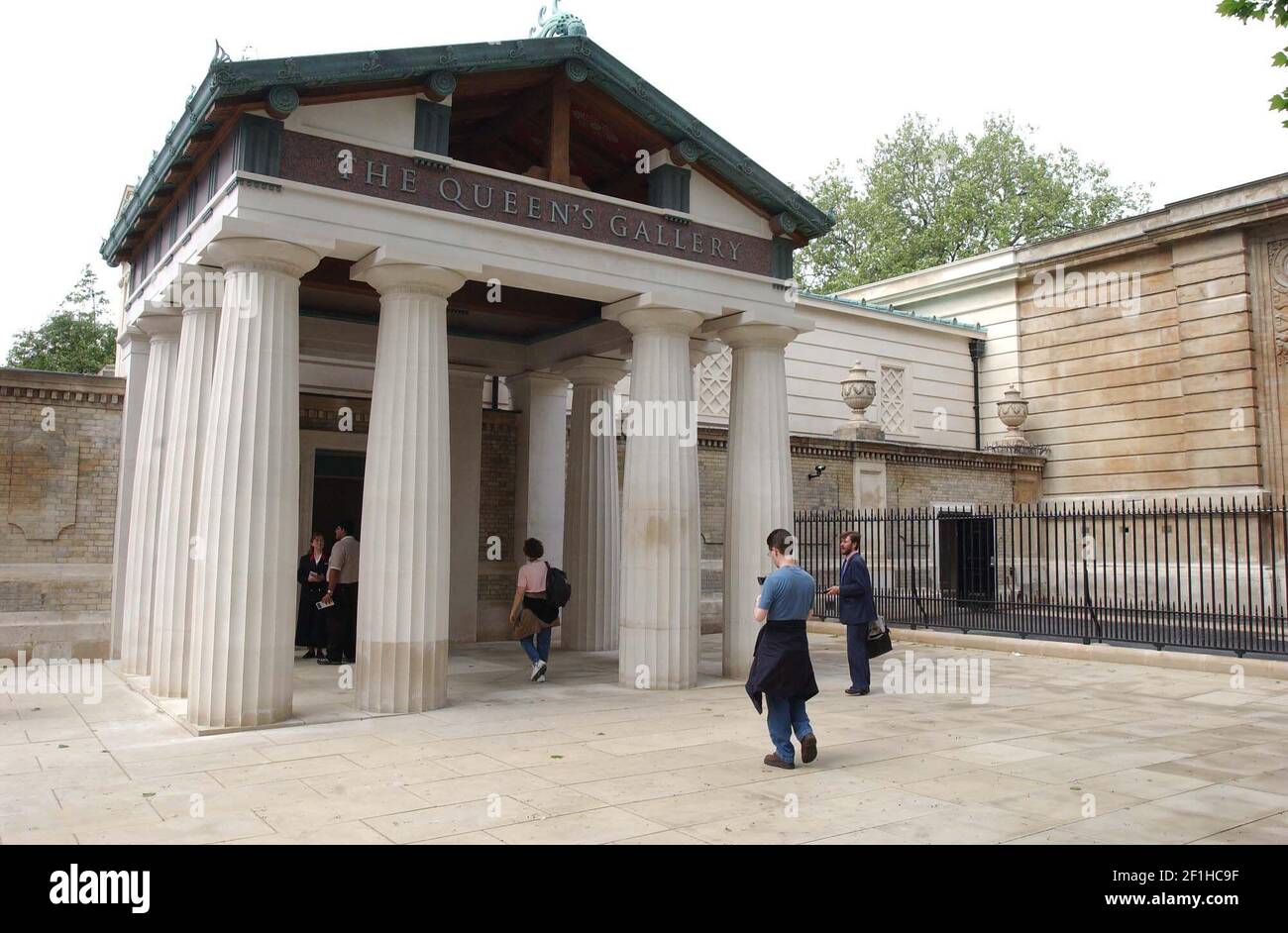 L'ingresso alla nuova Queen's Gallery, accanto a Buckingham Palace. 17 maggio 2002 foto Andy Paradise Foto Stock