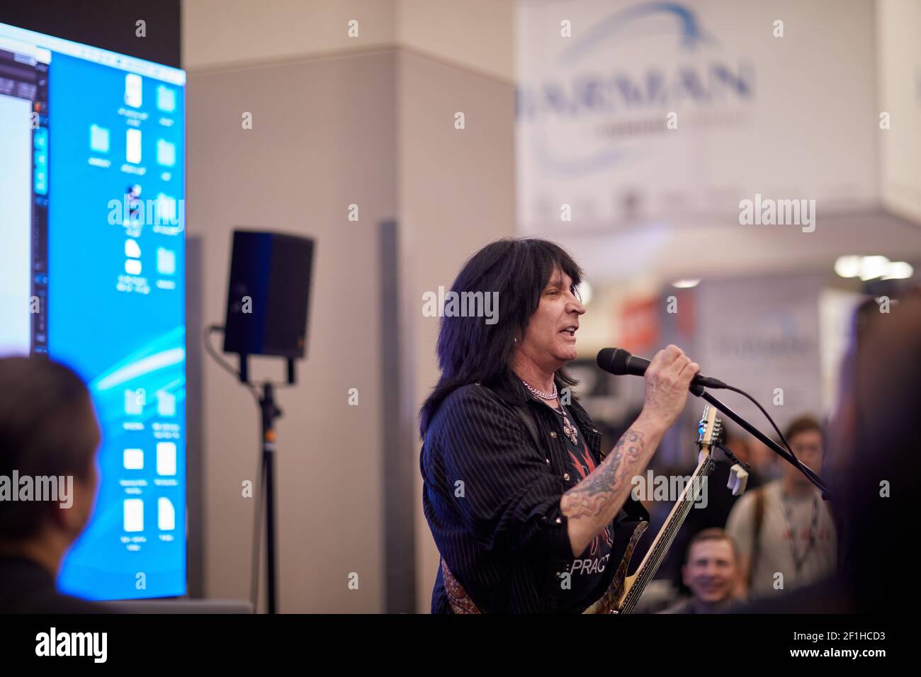 Michael Angelo Batio suonare la chitarra alla Convention degli strumenti musicali Foto Stock