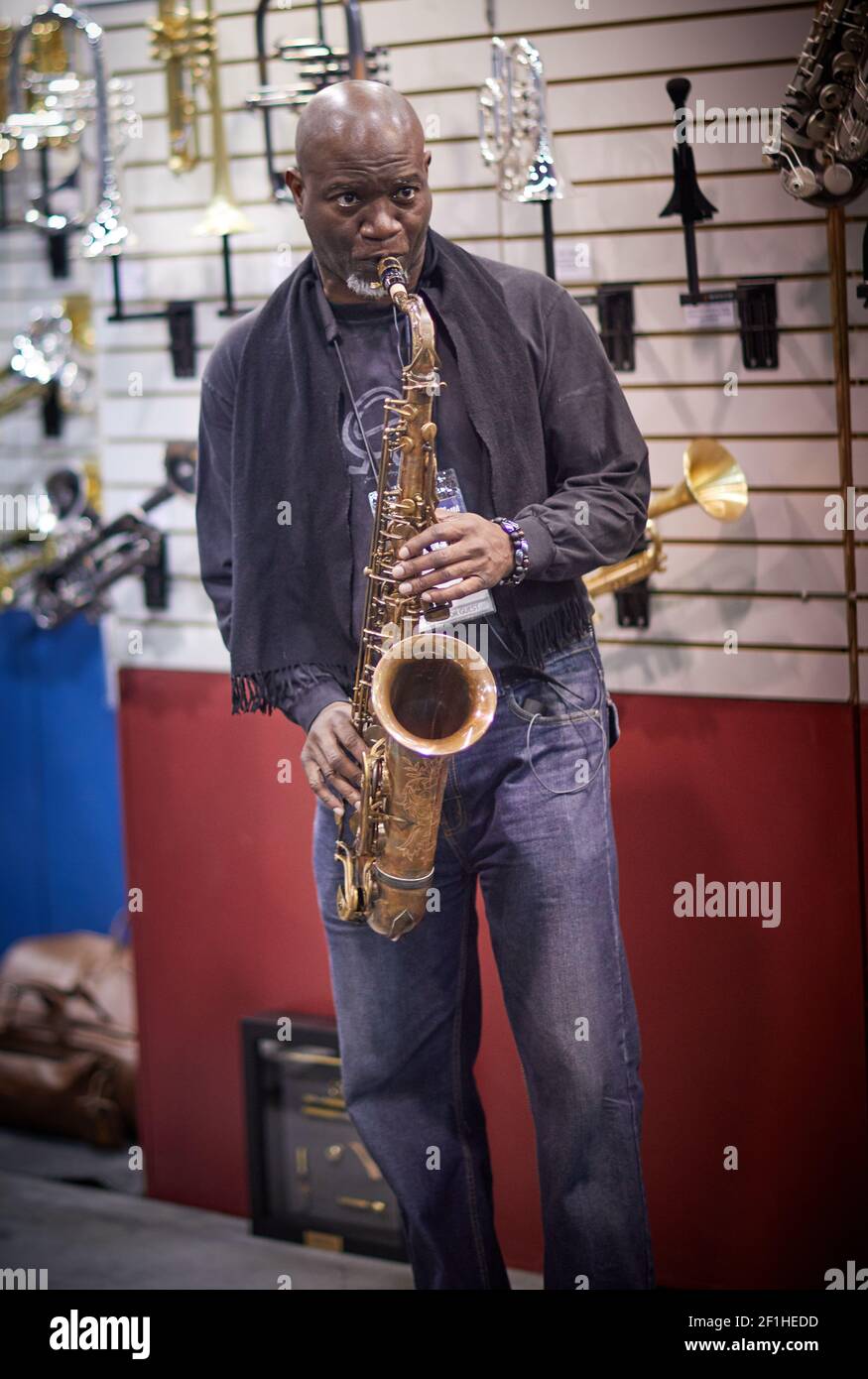 Black man che suona il sax alto alla Convention degli strumenti musicali Foto Stock