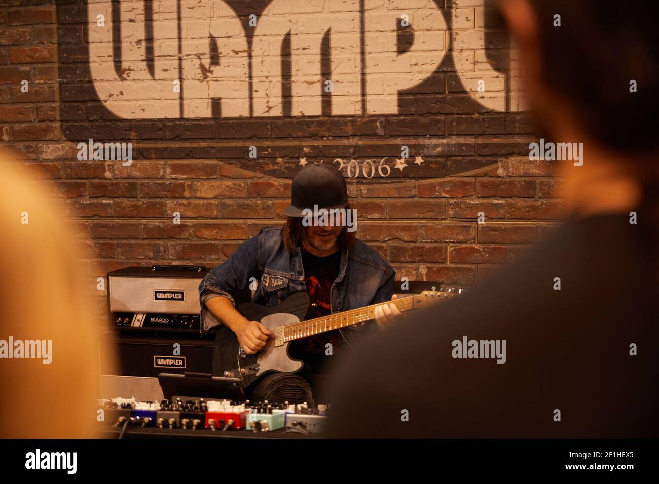 Chitarrista elettrico alla Wampler Musical Instrument Convention - rock metallo Foto Stock