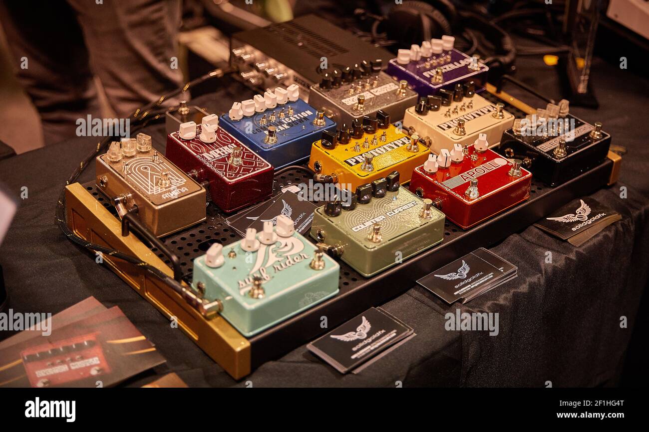 Solid Gold FX Guitar Pedal Display al Musical Instrument Convention Foto Stock