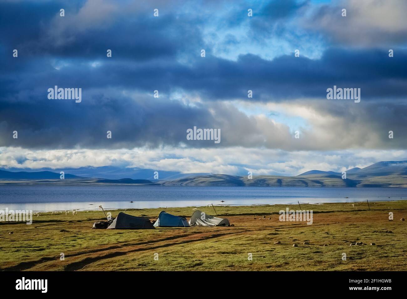 Le tende si accamparono sulla riva del lago Manasarovar Foto Stock