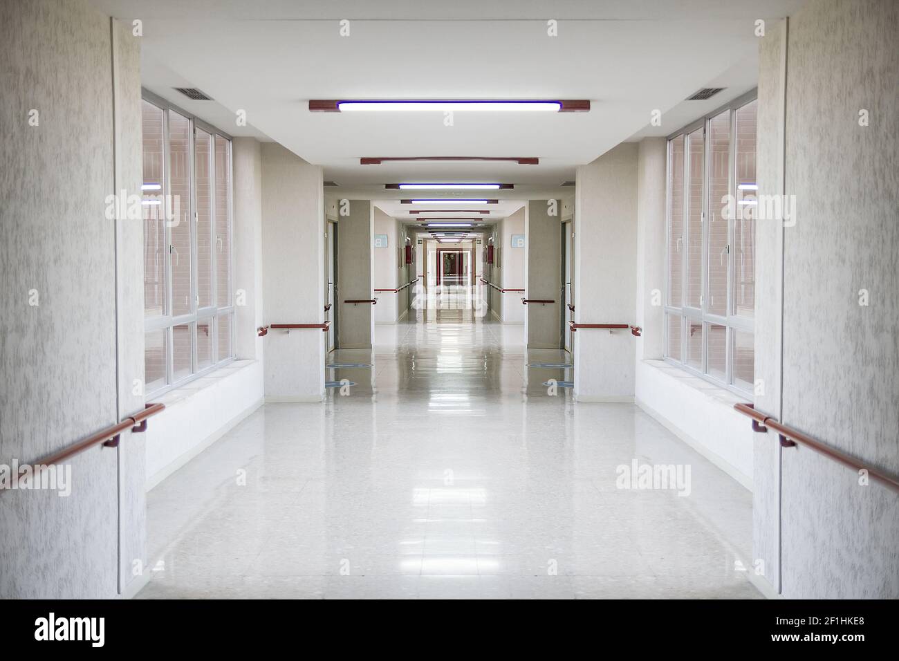 Corridoio bianco dell'ospedale, spazio pulito e igienico Foto Stock