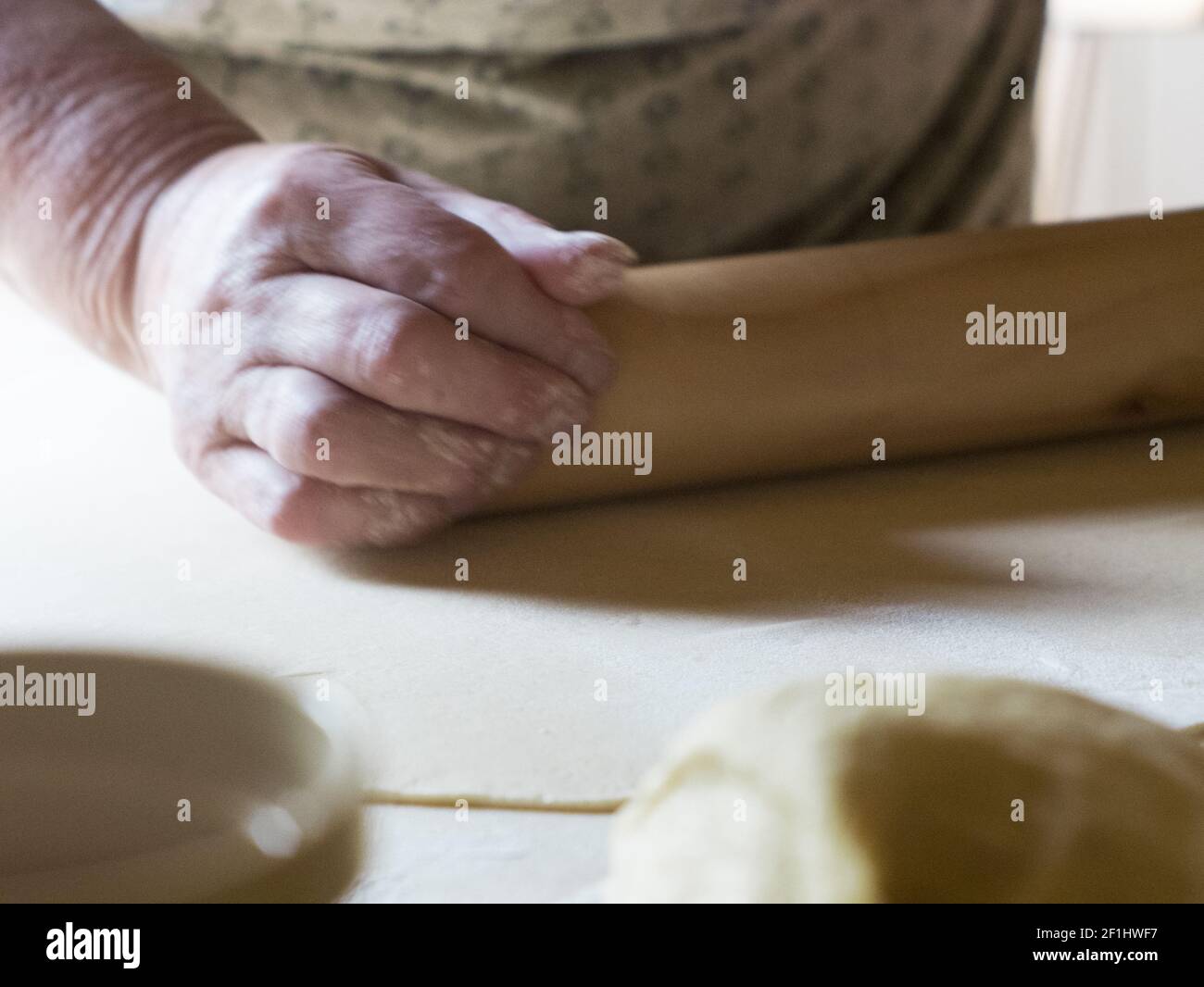 Dettaglio a mano di una signora italiana che prepara la pasta fresca per la produzione di ravioli Foto Stock