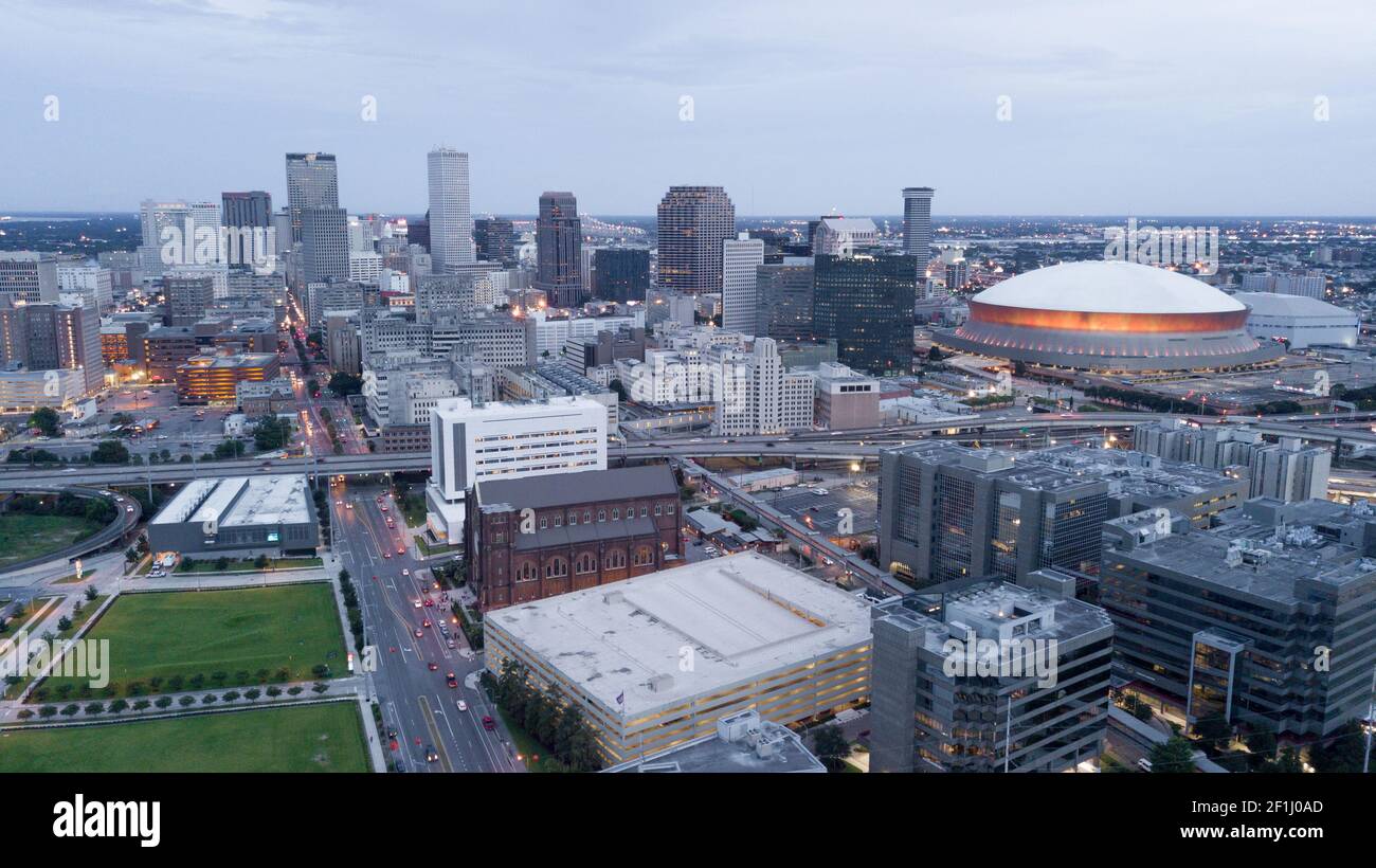 Il sole picchi fuori attraverso nuvole temporalesche lighting in downtown New Orleans Foto Stock