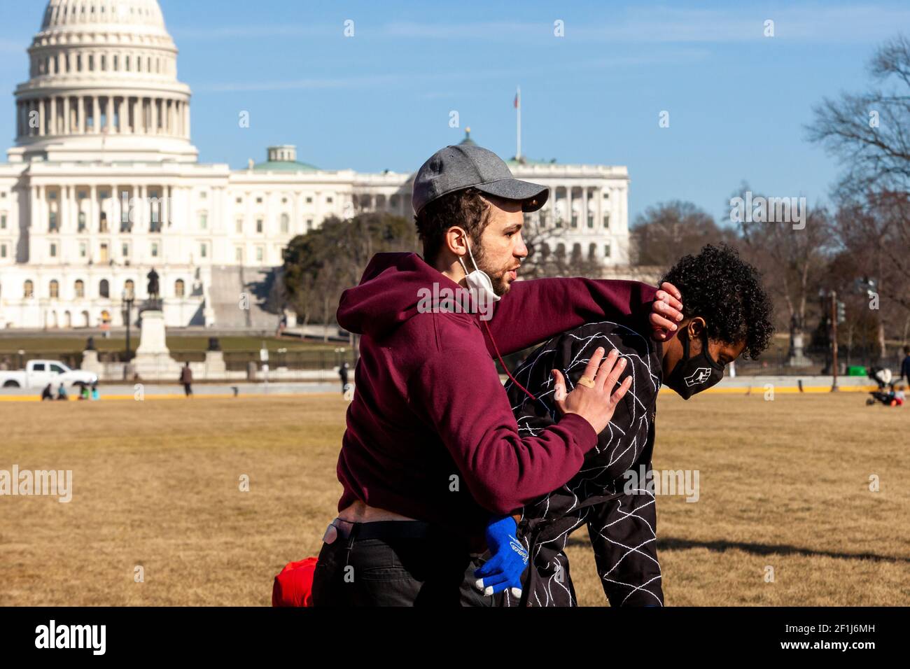 Washington, DC, USA, 8 marzo 2021. Nella foto: I nstructors di autodifesa dimostrano come fuggire da un aggressore durante una clinica presso le donne che entrano nel loro raduno di potere sul National Mall. Spaces in Action e One Fair Wage hanno sponsorizzato il raduno, chiedendo assistenza sanitaria e per l’infanzia a prezzi accessibili e un salario minimo di 15 dollari all’ora, questioni che colpiscono in modo sproporzionato le donne. Credit: Alison C Bailey/Alamy Live News Foto Stock