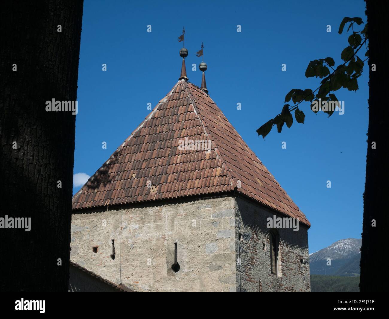 Vista sul Castello di Brunico, periodo estivo in Alto Adige Foto Stock