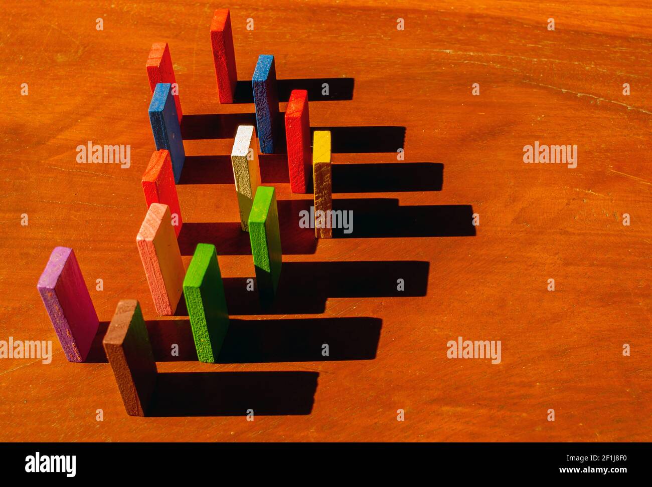 Giocattoli colorati in legno, giocattoli educativi per bambini con le sue ombre Foto Stock