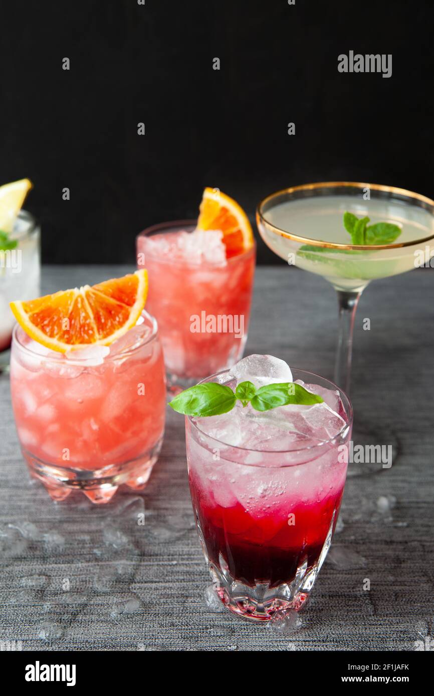 Vari cocktail colorati Foto Stock