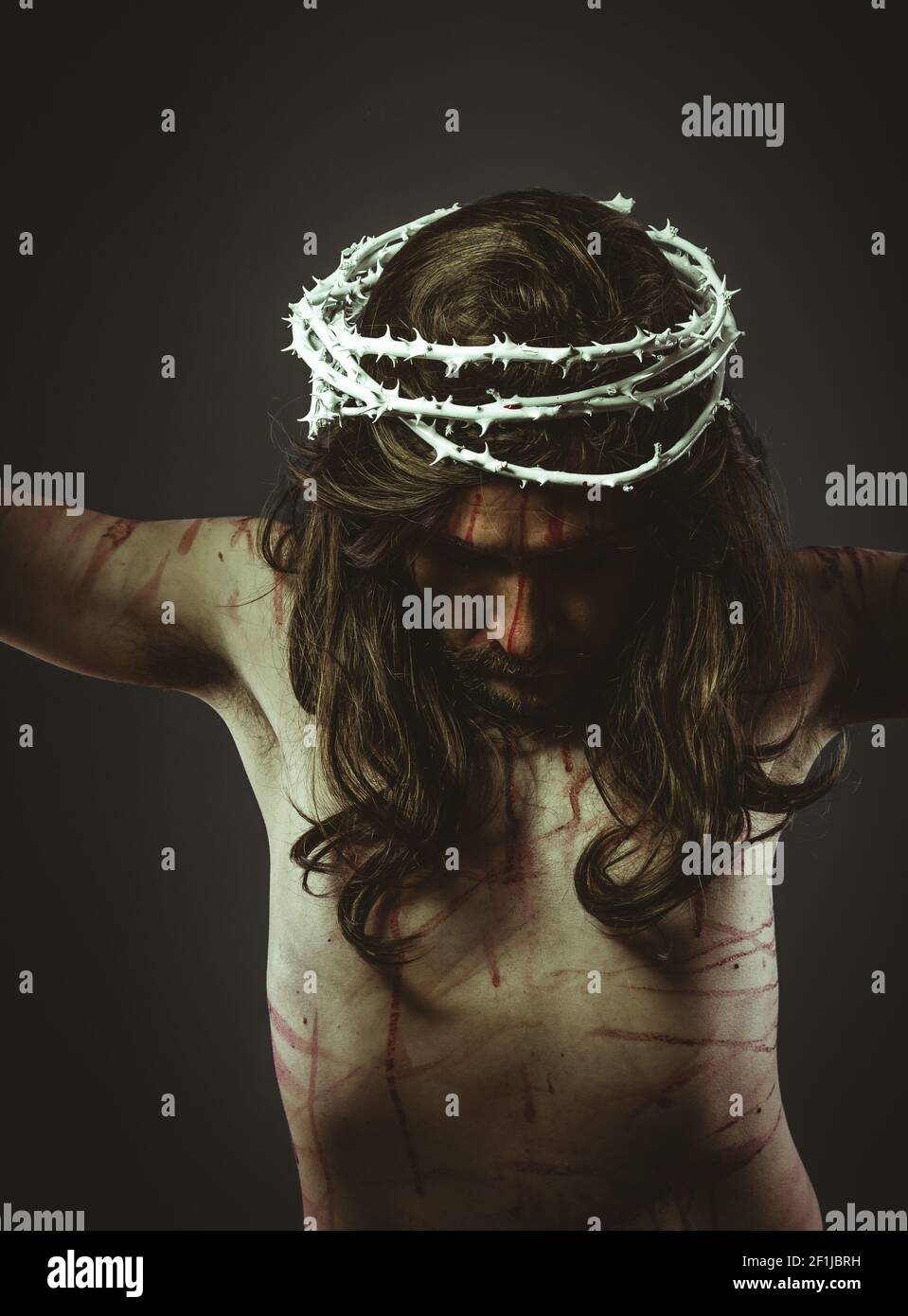 Gesù cristo, rappresentazione del Calvario sulla croce con corona di spine e ferite, fede e religione Foto Stock