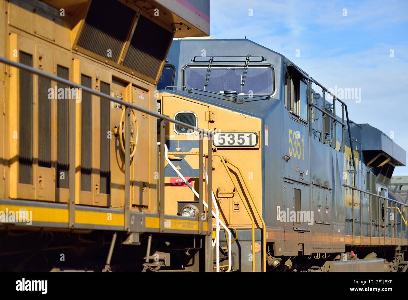 Ginevra, Illinois, Stati Uniti. Un treno merci Union Pacific in uscita da Chicago con un'unità motrice CSX Transportation in testa. Foto Stock