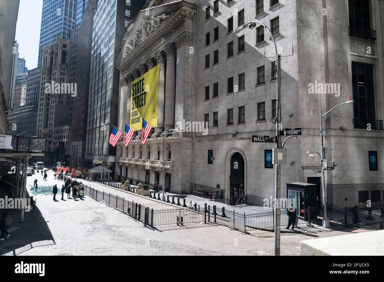 State Street Global Advisors Festeggia L Inserimento Di Nyse E International Women S Day Con L Installazione Di Broken Glass Intorno Alla Scultura Per Ragazza Senza Cuore Di Fronte Alla Borsa Di Broad Street A