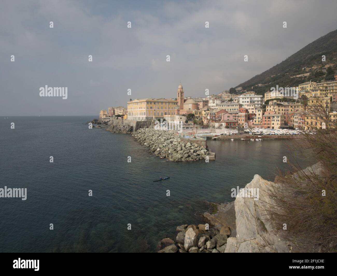 Vista sul tranquillo mare ligure, Genova Nervi, uno dei luoghi più belli della Liguria Foto Stock