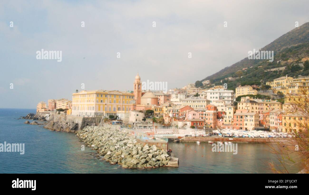 Vista sul tranquillo mare ligure, Genova Nervi, uno dei luoghi più belli della Liguria Foto Stock