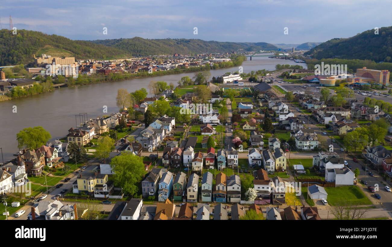Il fiume Ohio attraversa Wheeling West Virginia Bridgeport Ohio Foto Stock